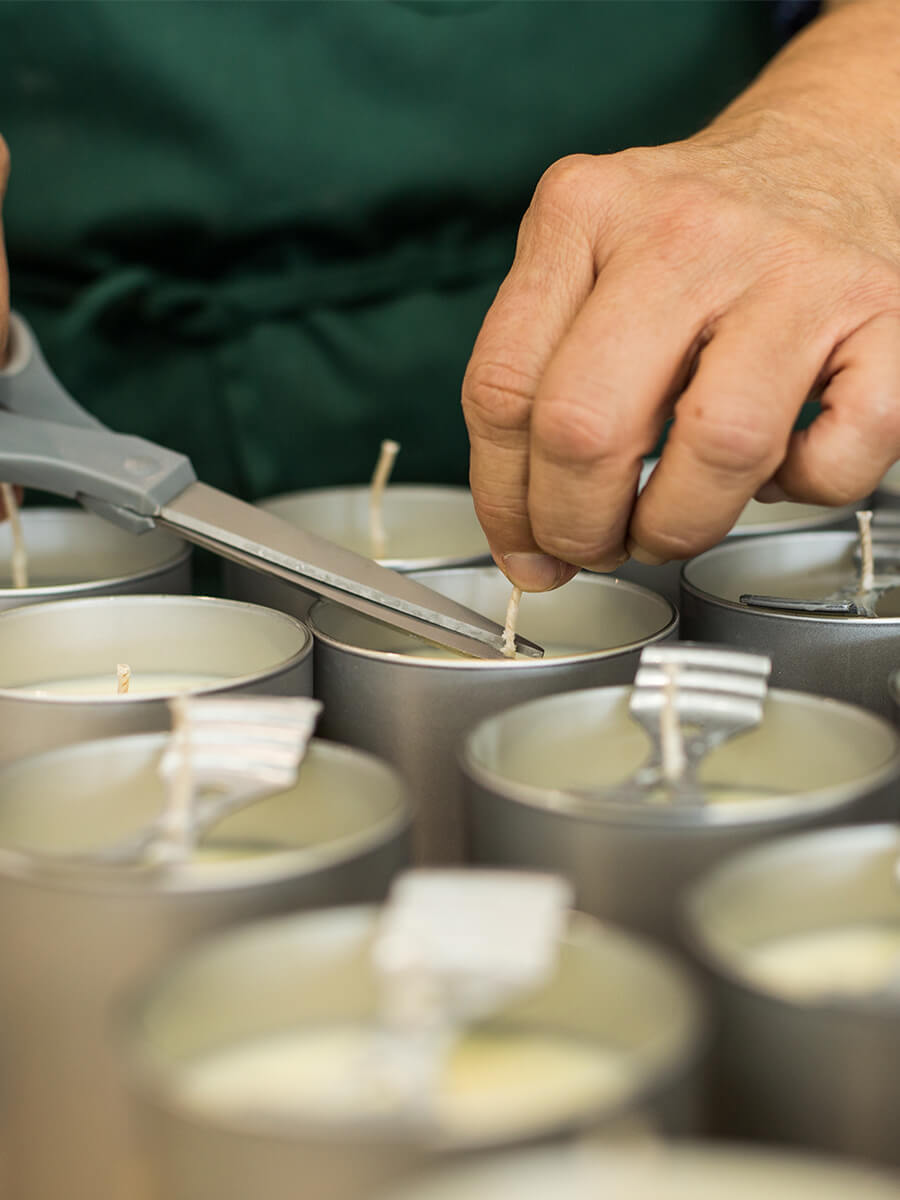 Supervisamos cada vela para garantizar la máxima calidad.