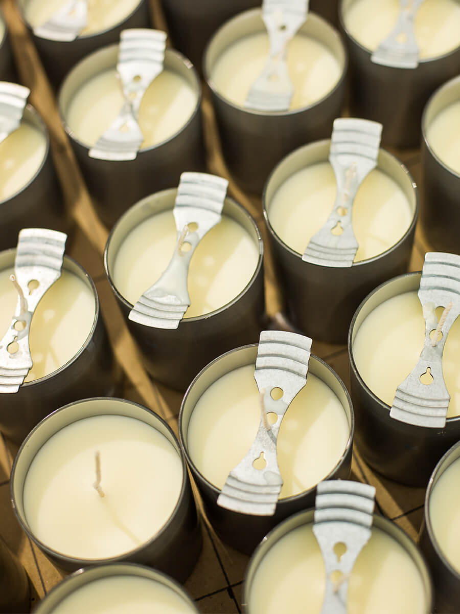 Mezclamos el aroma con la cera para después proceder al llenado.